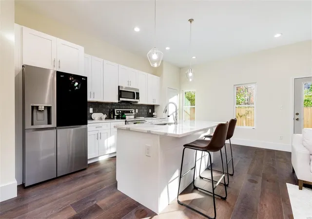 Photo 3 of Townhouse for sale at 5424 Delmar Pl Ct, Saint Louis, MO 63112 | MLS# 25014172 | Listing updated on 2025-03-14