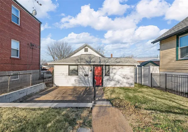 Photo 1 of Single family home for sale at 4511 Jamieson Ave, Saint Louis, MO 63109 | MLS# 25014175 | Listing updated on 2025-03-17