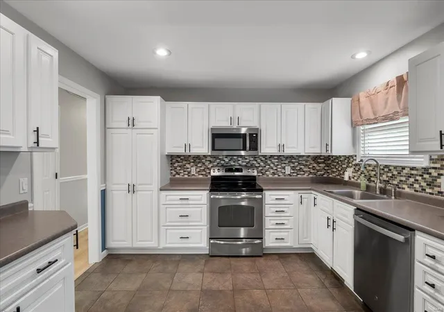 Photo 2 of Sale Pending at 4111 Bridgehampton Dr, Saint Charles, MO 63304 | MLS# 25014197 | Listing updated on 2025-03-18