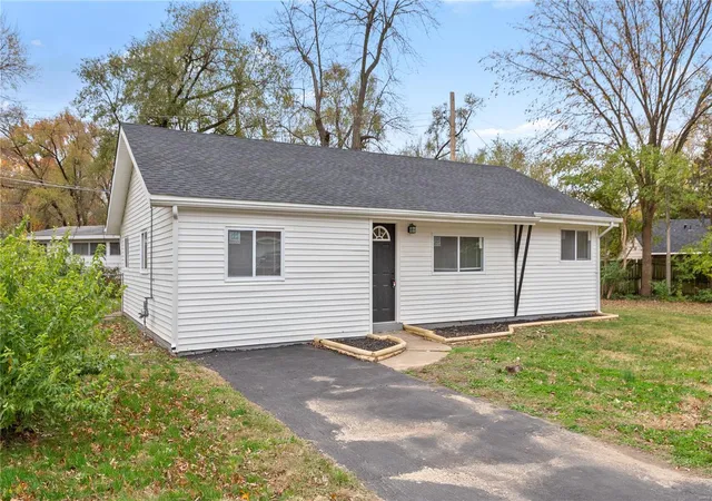 Photo 2 of Single family home for sale at 8356 Midwood Ave, Saint Louis, MO 63134 | MLS# 25014203 | Listing updated on 2025-03-18
