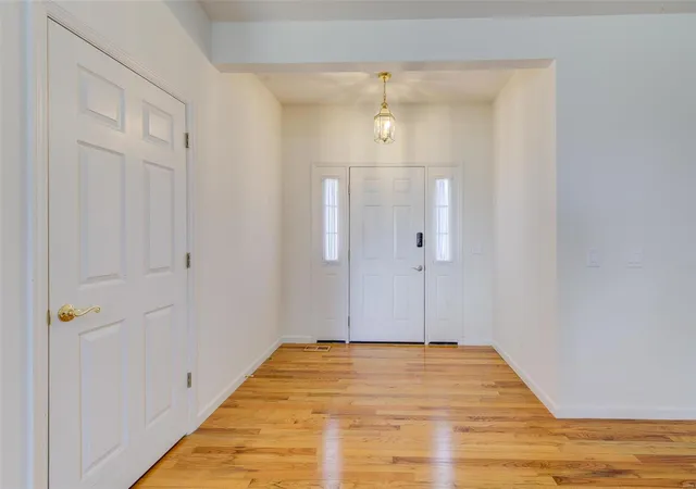 Photo 2 of Sale Pending at 3265 Mango Dr, Saint Charles, MO 63301 | MLS# 25014254 | Listing updated on 2025-03-16