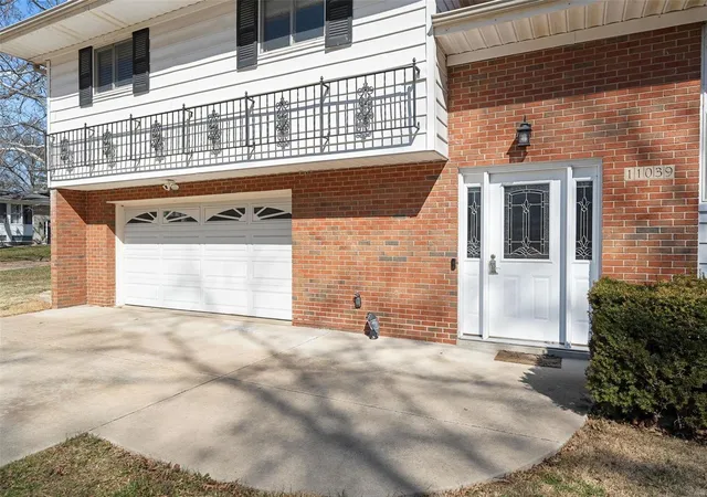 Photo 2 of Single family home for sale at 11039 Wylestone Ct, Saint Louis, MO 63126 | MLS# 25014258 | Listing updated on 2025-03-18
