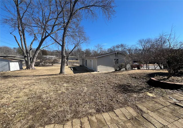 Photo 3 of Sale Pending at 3330 Wilshire Dr, Saint Charles, MO 63301 | MLS# 25014261 | Listing updated on 2025-03-19
