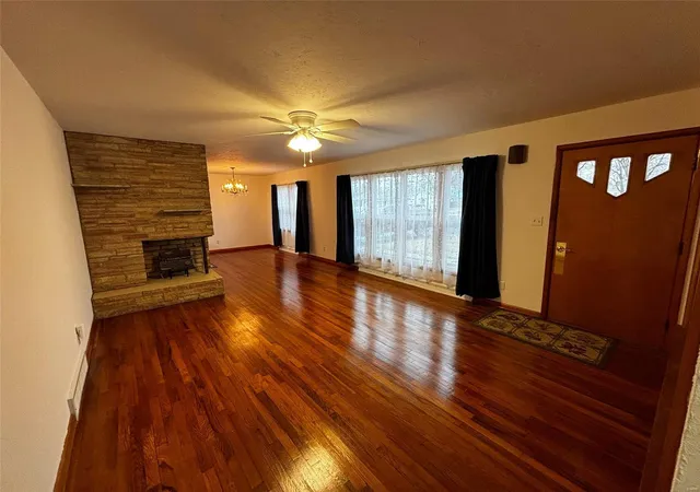 Photo 2 of Sale Pending at 601 N Maple St, Vandalia, MO 63382 | MLS# 25014277 | Listing updated on 2025-03-19