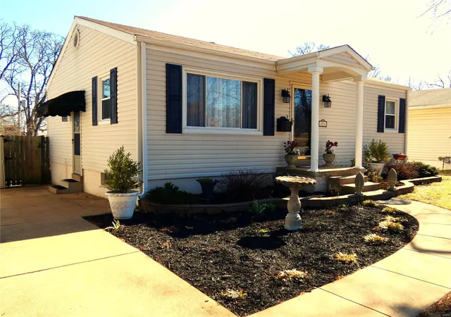 Photo 1 of Sale Pending at 1014 Leawood Dr, Saint Louis, MO 63126 | MLS# 25014329 | Listing updated on 2025-03-18