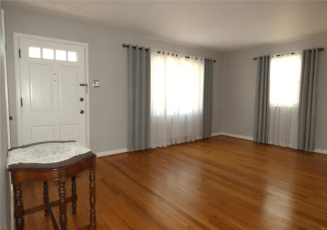 Photo 2 of Sale Pending at 1014 Leawood Dr, Saint Louis, MO 63126 | MLS# 25014329 | Listing updated on 2025-03-18