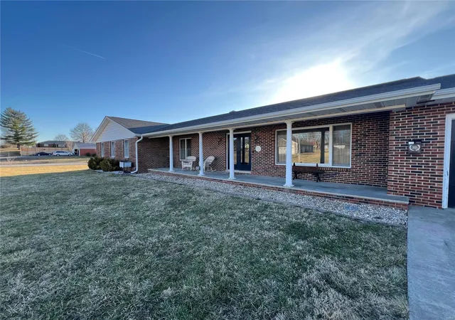 Photo 2 of Single family home for sale at 525 Baskett St, Paris, MO 65275 | MLS# 25014400 | Listing updated on 2025-03-11