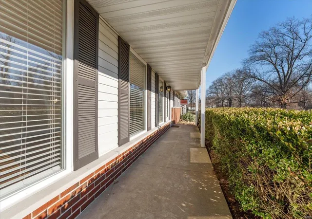 Photo 2 of Sale Pending at 1211 Timber Run Dr, Saint Louis, MO 63146 | MLS# 25014446 | Listing updated on 2025-03-18
