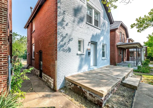 Photo 3 of Single family home for sale at 1210 Mccausland Ave, Saint Louis, MO 63117 | MLS# 25014483 | Listing updated on 2025-03-17