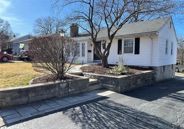Photo 2 of Single family home for sale at 1023 Woodbine Dr, Saint Louis, MO 63126 | MLS# 25014511 | Listing updated on 2025-03-12