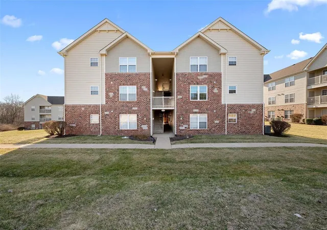 Photo 20 of Single family home for sale at 1324 Piedmont Cir, Saint Peters, MO 63304 | MLS# 25014523 | Listing updated on 2025-03-17