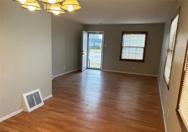 Photo 2 of Sale Pending at 223 Midlothian Rd, Saint Louis, MO 63137 | MLS# 25014540 | Listing updated on 2025-03-18