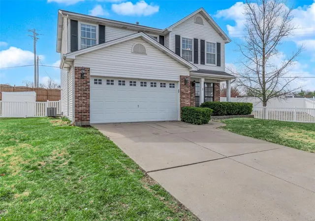 Photo 2 of Single family home for sale at 3 Woodmont Ct, Saint Peters, MO 63376 | MLS# 25014575 | Listing updated on 2025-03-21