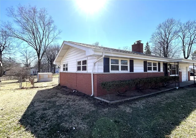 Photo 3 of Single family home for sale at 4202 Shirley Dr, Belleville, IL 62226 | MLS# 25014636 | Listing updated on 2025-03-13