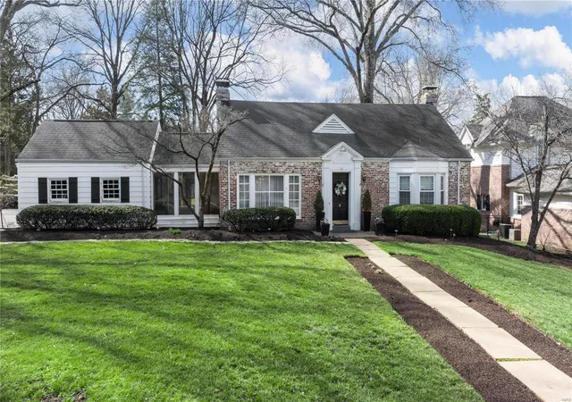 Photo 2 of Single family home for sale at 4 Deerfield Rd, Saint Louis, MO 63124 | MLS# 25014646 | Listing updated on 2025-03-19