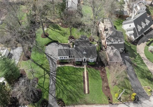 Photo 3 of Single family home for sale at 4 Deerfield Rd, Saint Louis, MO 63124 | MLS# 25014646 | Listing updated on 2025-03-19