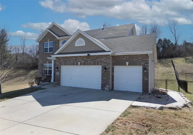 Photo 3 of Single family home for sale at 3065 Cambridge View Ct, Saint Louis, MO 63129 | MLS# 25014675 | Listing updated on 2025-03-14