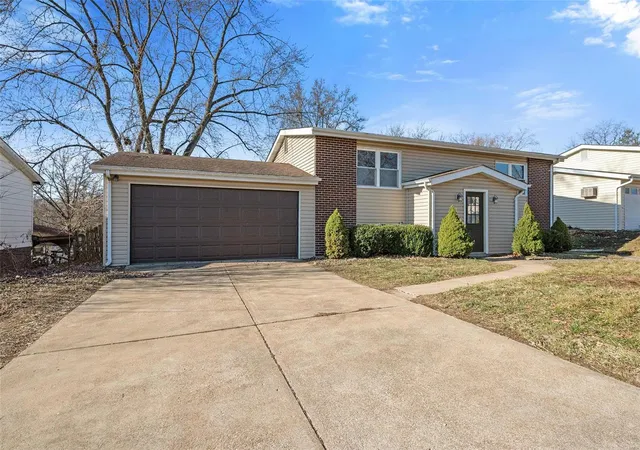 Photo 2 of Single family home for sale at 1213 Clairmont Ln, Saint Charles, MO 63303 | MLS# 25014688 | Listing updated on 2025-03-13