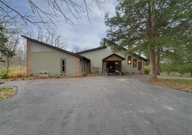 Photo 2 of Single family home for sale at 4550 Fort Hill Trail, Hillsboro, MO 63050 | MLS# 25014696 | Listing updated on 2025-03-18
