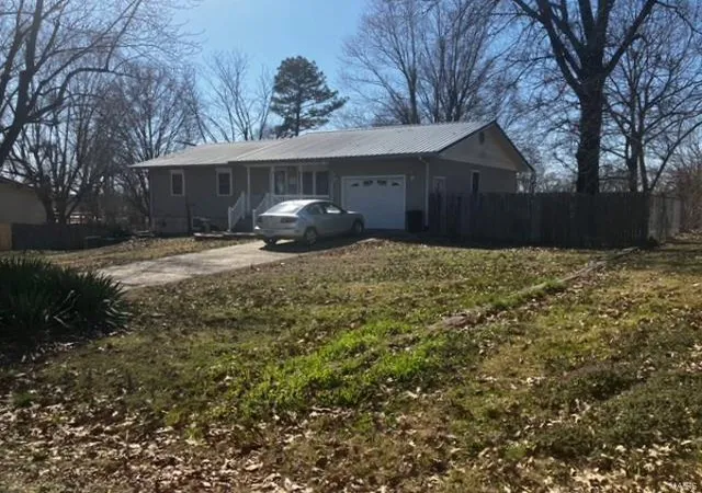 Photo 3 of Single family home for sale at 911 N Poplar, Dexter, MO 63841 | MLS# 25014721 | Listing updated on 2025-03-12