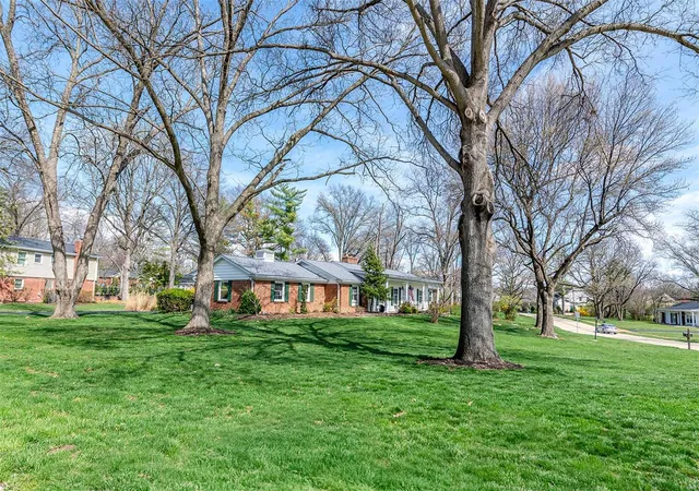 Photo 3 of Single family home for sale at 12015 Berkley Manor Dr, Saint Louis, MO 63131 | MLS# 25014732 | Listing updated on 2025-03-28