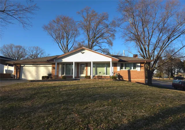 Photo 1 of Single family home for sale at 1300 Clearview, Saint Charles, MO 63303 | MLS# 25014777 | Listing updated on 2025-03-19