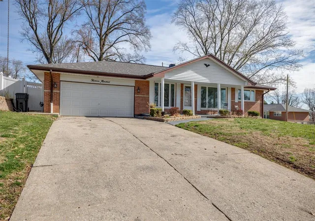 Photo 3 of Single family home for sale at 1300 Clearview, Saint Charles, MO 63303 | MLS# 25014777 | Listing updated on 2025-03-19