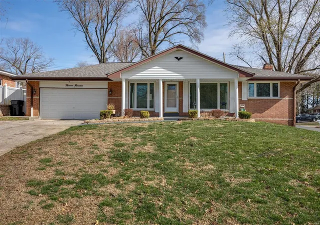 Photo 3 of Single family home for sale at 1300 Clearview, Saint Charles, MO 63303 | MLS# 25014777 | Listing updated on 2025-03-19