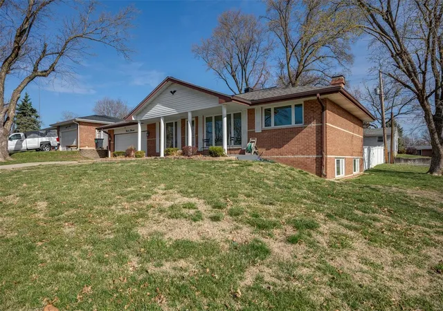 Photo 4 of Single family home for sale at 1300 Clearview, Saint Charles, MO 63303 | MLS# 25014777 | Listing updated on 2025-03-19
