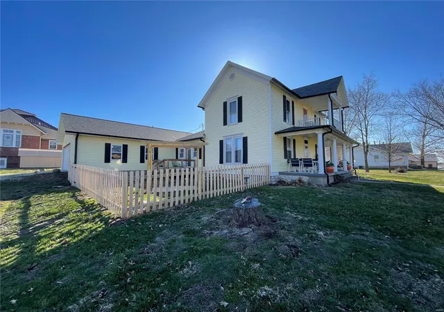 Photo 1 of Single family home for sale at 506 E Jefferson St, Perry, MO 63462 | MLS# 25014788 | Listing updated on 2025-03-21