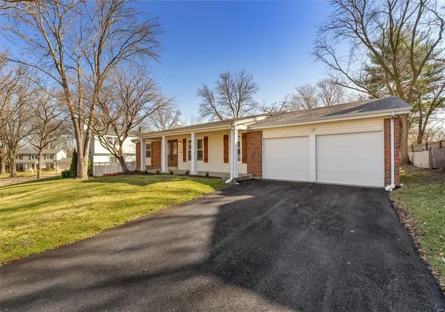 Photo 3 of Single family home for sale at 1512 Shadyside Ln, Saint Louis, MO 63146 | MLS# 25014882 | Listing updated on 2025-03-20