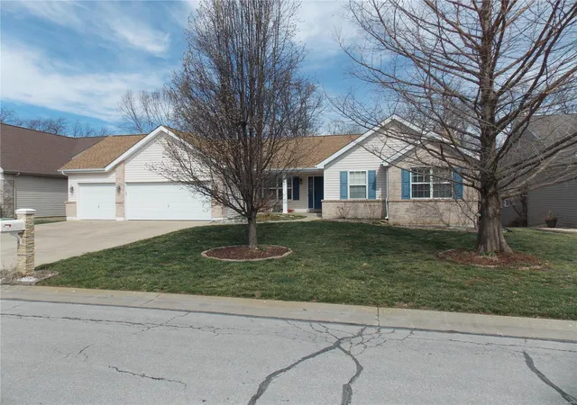 Photo 1 of Sale Pending at 725 Autumnwood Forest Dr, Lake Saint Louis, MO 63367 | MLS# 25014926 | Listing updated on 2025-03-17