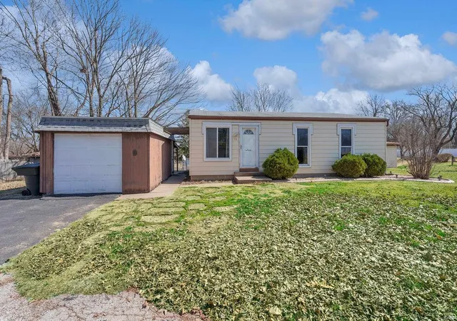 Photo 1 of Single family home for sale at 15 Plum Tree Dr, Saint Peters, MO 63376 | MLS# 25014957 | Listing updated on 2025-03-14