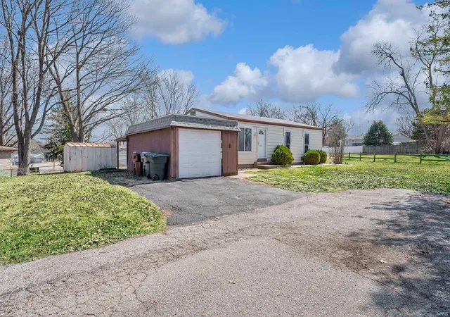 Photo 2 of Single family home for sale at 15 Plum Tree Dr, Saint Peters, MO 63376 | MLS# 25014957 | Listing updated on 2025-03-14
