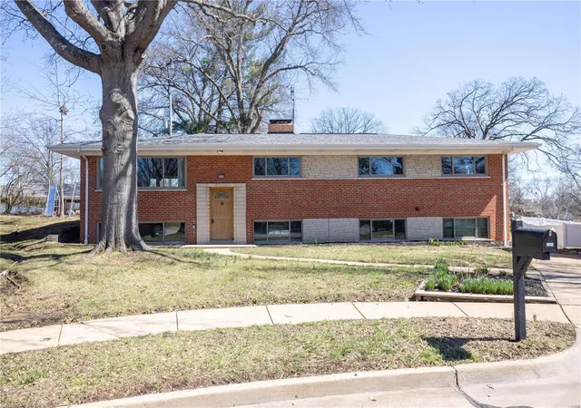 Photo 2 of Single family home for sale at 8904 Larchwood Ct, Saint Louis, MO 63126 | MLS# 25015019 | Listing updated on 2025-03-20