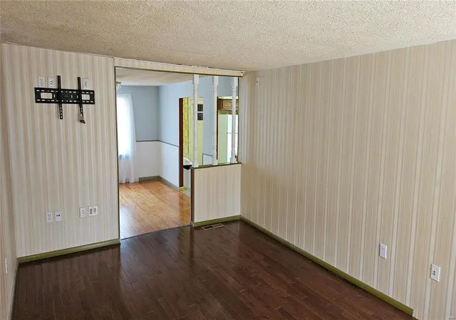 Photo 3 of Single family home for sale at 1137 Hudson Rd, Saint Louis, MO 63135 | MLS# 25015064 | Listing updated on 2025-03-13