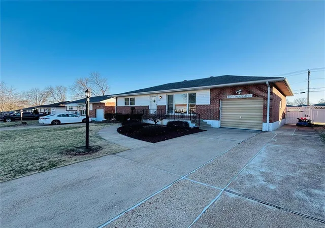 Photo 2 of Single family home for sale at 4216 Santen Dr, Saint Louis, MO 63123 | MLS# 25015070 | Listing updated on 2025-03-16