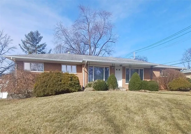 Photo 2 of Single family home for sale at 737 Villa Capri Ct, Saint Louis, MO 63132 | MLS# 25015096 | Listing updated on 2025-03-20