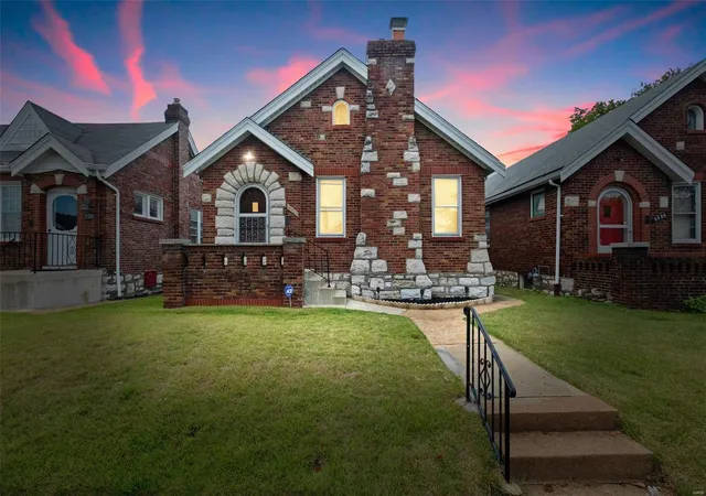 Photo 1 of Single family home for sale at 5722 Chippewa St, Saint Louis, MO 63109 | MLS# 25015118 | Listing updated on 2025-03-17