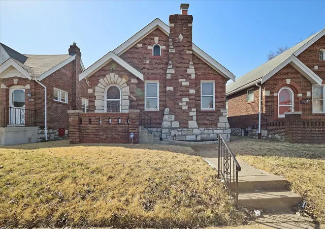 Photo 2 of Single family home for sale at 5722 Chippewa St, Saint Louis, MO 63109 | MLS# 25015118 | Listing updated on 2025-03-17