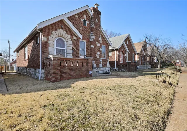 Photo 3 of Single family home for sale at 5722 Chippewa St, Saint Louis, MO 63109 | MLS# 25015118 | Listing updated on 2025-03-17