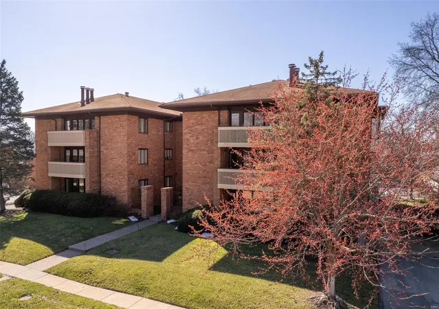 Photo 1 of Condo for sale at 120 W Essex Ave #1A, Saint Louis, MO 63122 | MLS# 25015159 | Listing updated on 2025-03-19