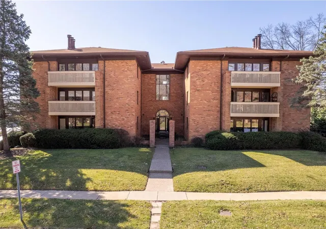 Photo 1 of Condo for sale at 120 W Essex Ave #1A, Saint Louis, MO 63122 | MLS# 25015159 | Listing updated on 2025-03-19