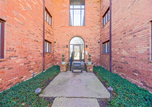 Photo 4 of Condo for sale at 120 W Essex Ave #1A, Saint Louis, MO 63122 | MLS# 25015159 | Listing updated on 2025-03-19