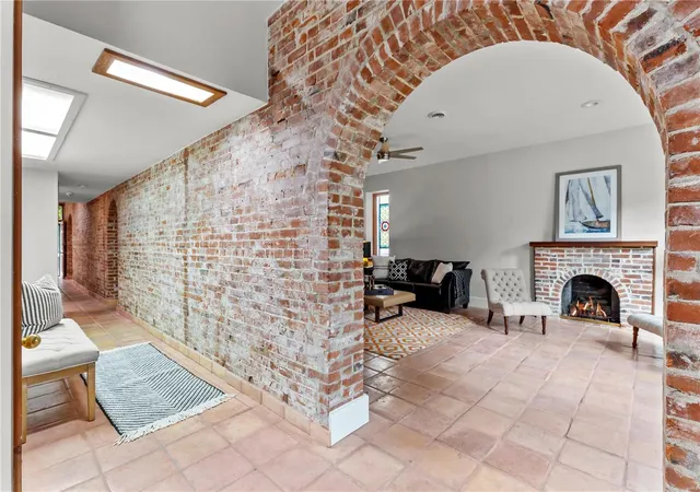 Photo 3 of Single family home for sale at 1221 Mackay Pl, Saint Louis, MO 63104 | MLS# 25015225 | Listing updated on 2025-03-14