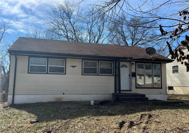 Photo 1 of Sale Pending at 336 Lanark Rd, Saint Louis, MO 63137 | MLS# 25015229 | Listing updated on 2025-03-18