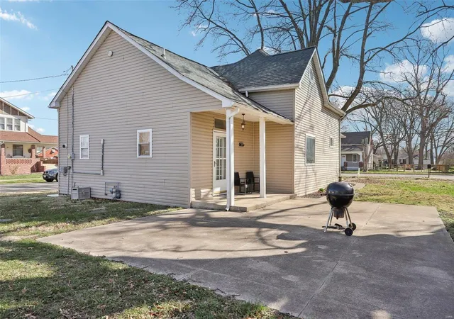 Photo 2 of Single family home for sale at 201 S Front St, Okawville, IL 62271 | MLS# 25015263 | Listing updated on 2025-03-20