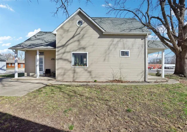 Photo 3 of Single family home for sale at 201 S Front St, Okawville, IL 62271 | MLS# 25015263 | Listing updated on 2025-03-20
