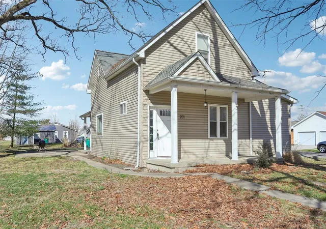Photo 4 of Single family home for sale at 201 S Front St, Okawville, IL 62271 | MLS# 25015263 | Listing updated on 2025-03-20