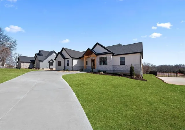 Photo 3 of Single family home for sale at 6412 Hagemann Rd, Saint Louis, MO 63128 | MLS# 25015324 | Listing updated on 2025-03-14